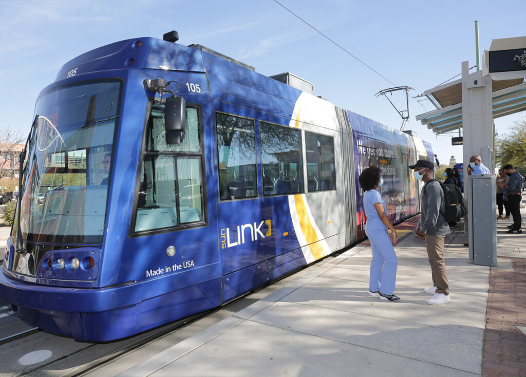 sun link street car unloadin passengers